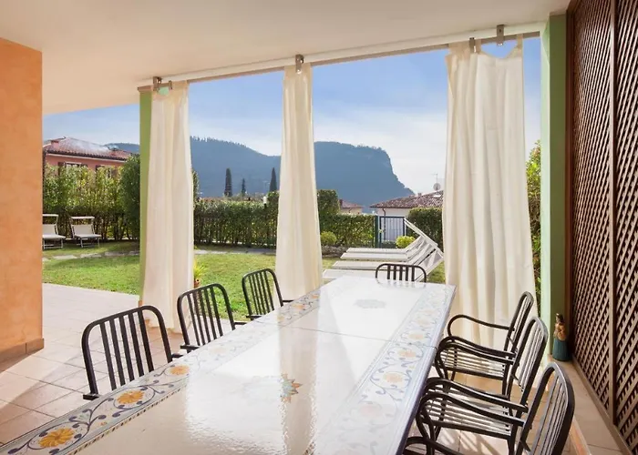 Regina Gardesana Luxury Villa *