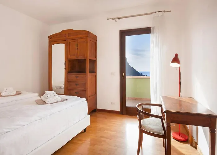 Regina Gardesana Luxury Villa